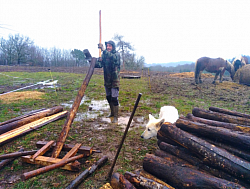 Fendage des piquets pour clôturer la haie